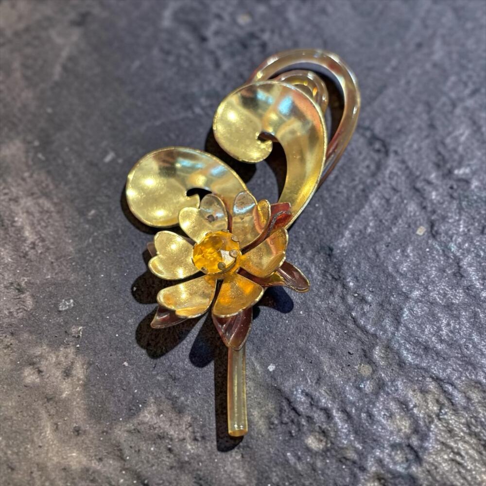 Vintage 1940s Lucite Flower Brooch Amber Gold Tone Spiral Statement Pin